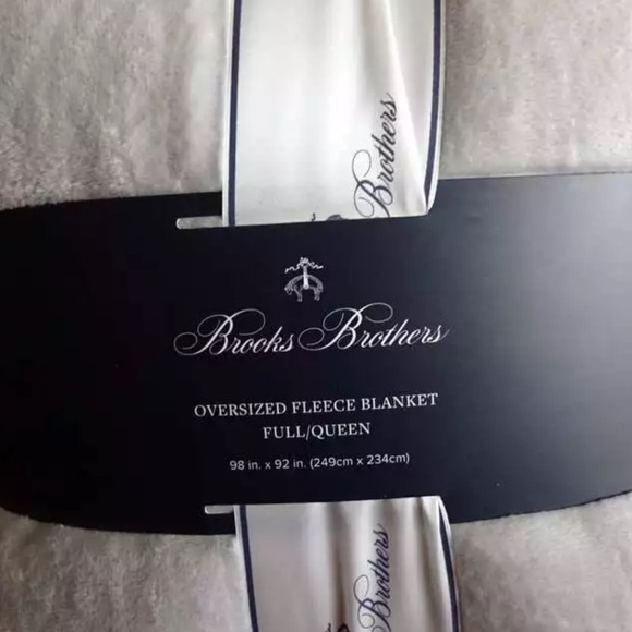 Brooks Brothers Light Grey 98 x 92” Logo Badge Full/Queen Plush Blanket NWT - Picture 4 of 5
